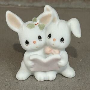 Precious moments sugar town caroling bunnies in box mistletoe Christmas holiday